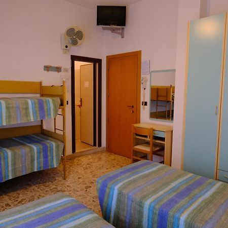 רימיני Hotel Chiara מראה חיצוני תמונה