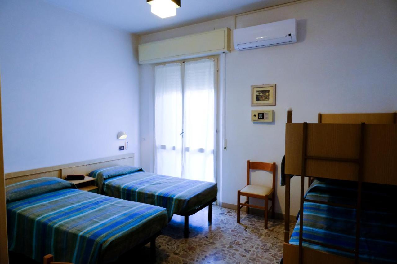 רימיני Hotel Chiara מראה חיצוני תמונה